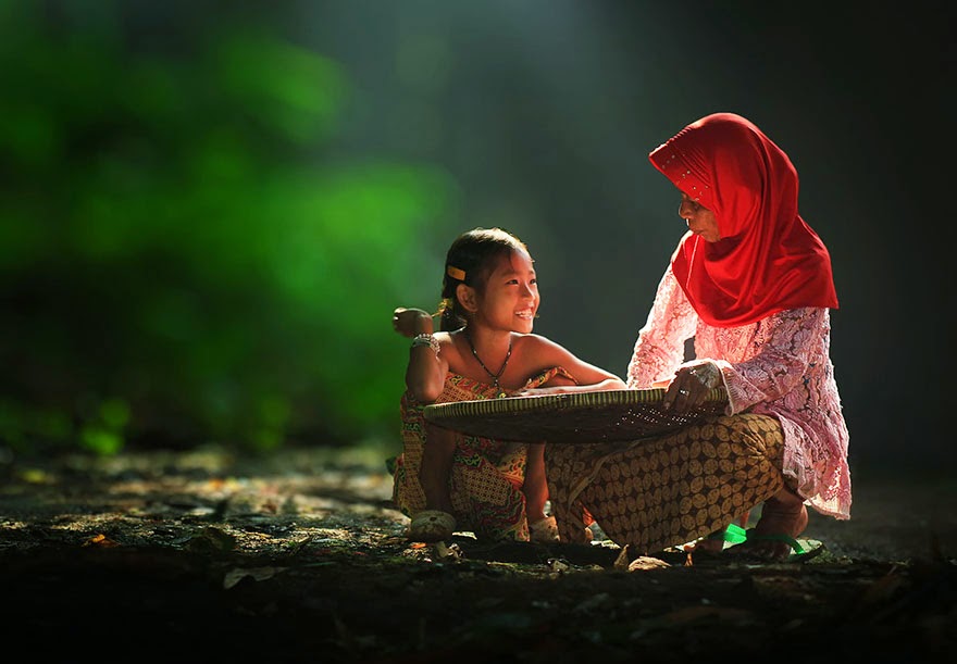 Everyday Life In Indonesian Villages Captured by Herman Damar