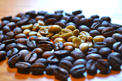 Green and roasted coffee beans