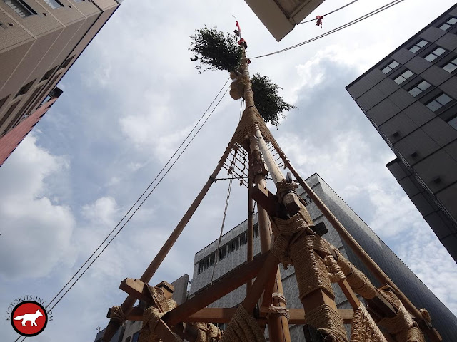 25 mètres de haut pour le mat d'un hoko du Gion matsuri de Kyoto