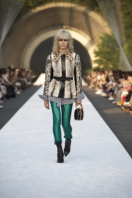 louis vuitton defile croisiere japon musee miho nicolas ghesquiere