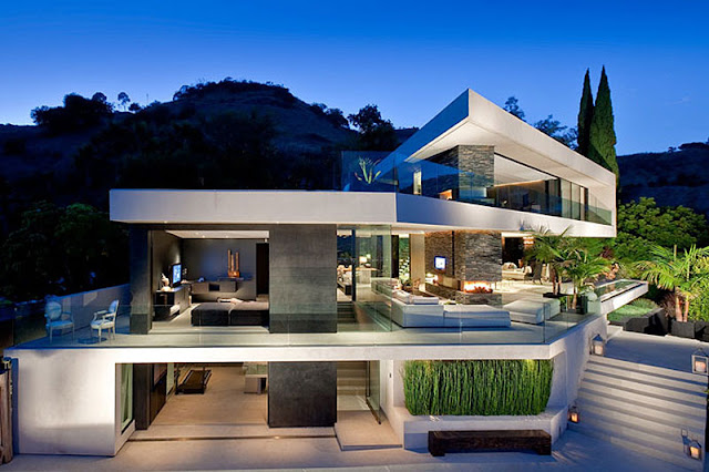 Picture of modern Hollywood mansion 