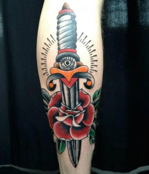 vemos un tatuaje de daga al estilo tradicional