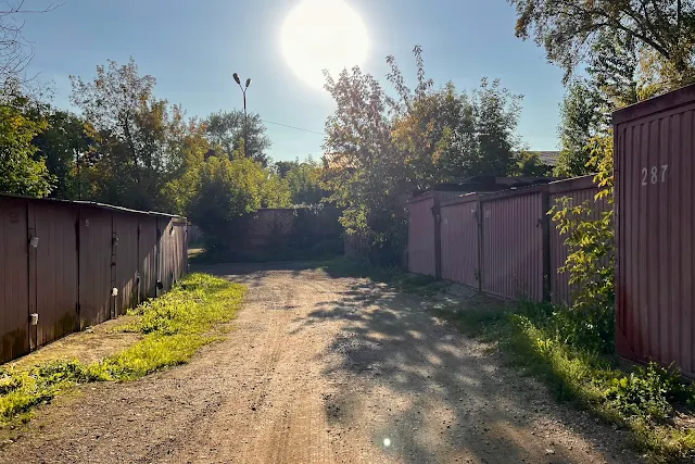 Госпитальная площадь, 1-й Краснокурсантский проезд, дворы, гаражи (ГСК «Автомобилист»)