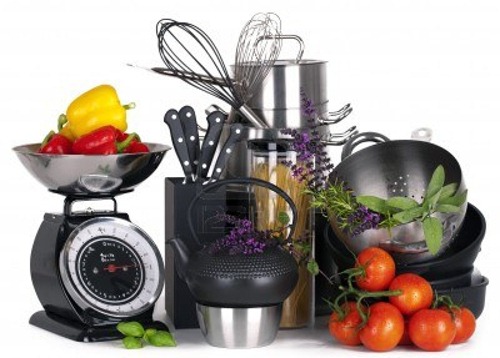 strumenti-di-cucina-in-acciaio-inox-pentola-pan-frullare-filo-su-sfondo-bianco