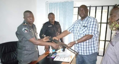 Youths Snatch Rifle From Policeman For Taking Bribe In Cross River