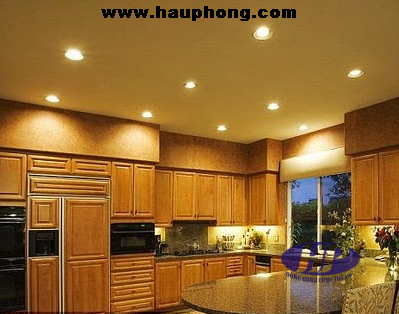 Ánh sáng dịu nhẹ từ đèn ốp trần trang trí giúp phòng bếp ấm áp hơn so với các loại đèn khác