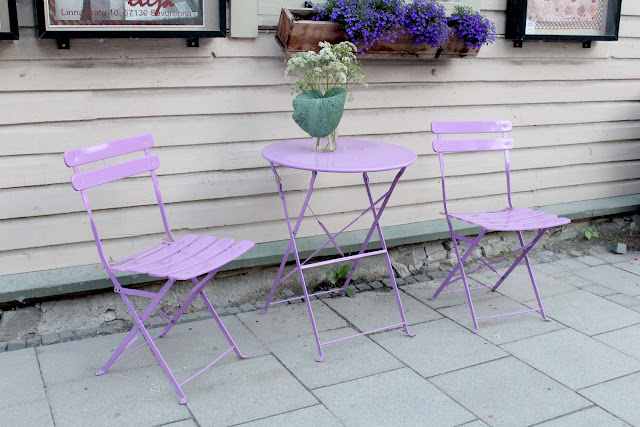 The Great Finnish Road Trip, road trip Finland, visit Finland, Savonlinna, streets Savonlinna, purple chairs