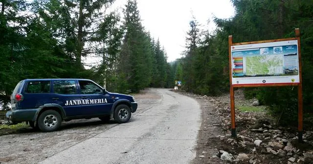 Panouri de informare şi orientare a turiștilor amplasate de jandarmi în zonele montane