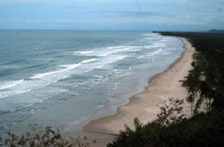 Praia no Litoral Sul da Bahia: água salgada representa 97,5% do total global