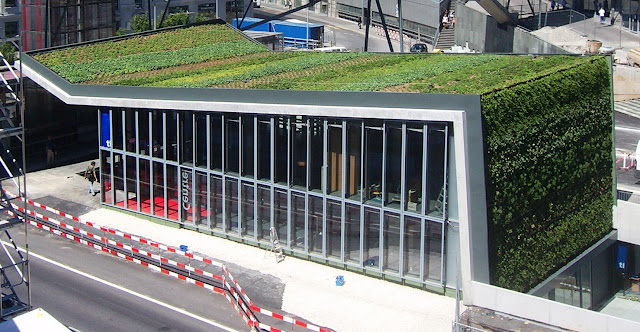 jardín y muro verde en estación de metro en Lausanne