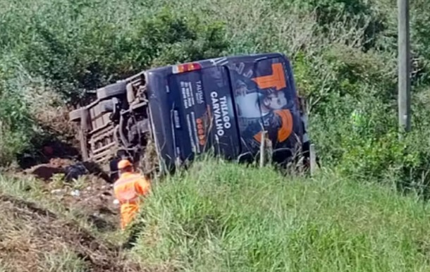 Ônibus do cantor sertanejo Thiago Carvalho sai da pista e deixa feridos na Rodovia Fernão Dias, em MG