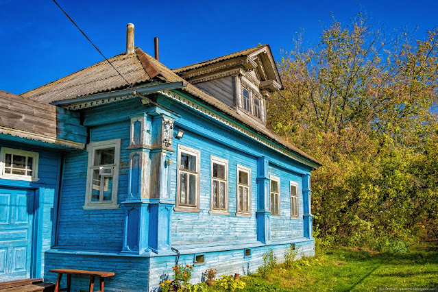 Голубой деревянный деревенский дом