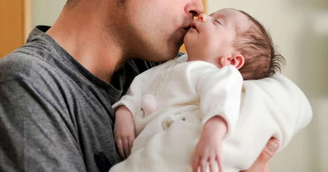 حكم وكيفية الآذان في أذن الطفل المولود: إرشادات هامة للوالدين