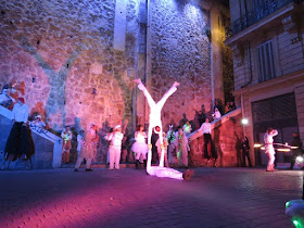 La fanfare Tahar Tag'l et les acrobates de la compagnie l'Estock Fish sur la place Sadi Carnot à Marseille