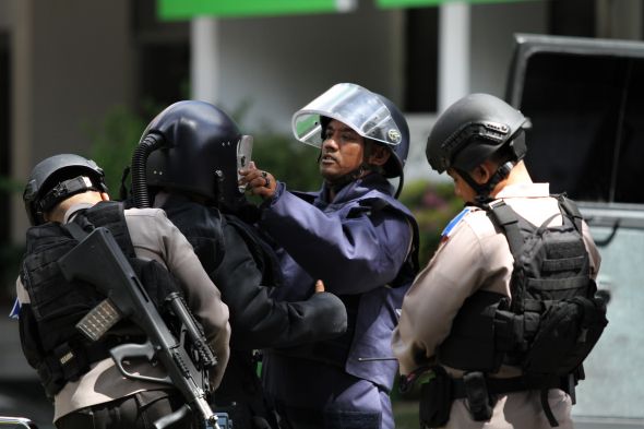 PIHAK KEPOLISIAN MENGEJAR PELAKU PENYEBAR BERITA HOAX TENTANG BOM DUREN SAWIT