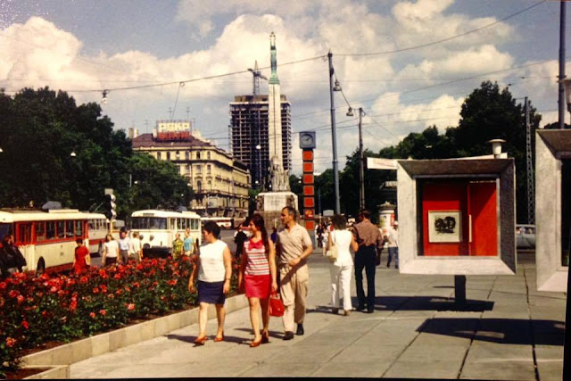 Середина 1970-х годов. Рига. На перекрестке улицы Ленина и бульвара Падомью. Часы, монумент Свободы, стройка гостиницы "Латвия"