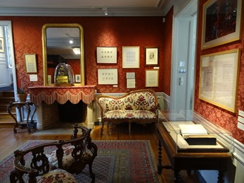 2018.10.14-005 la chambre rouge Enfance