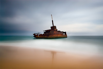 barco hundido abandonado