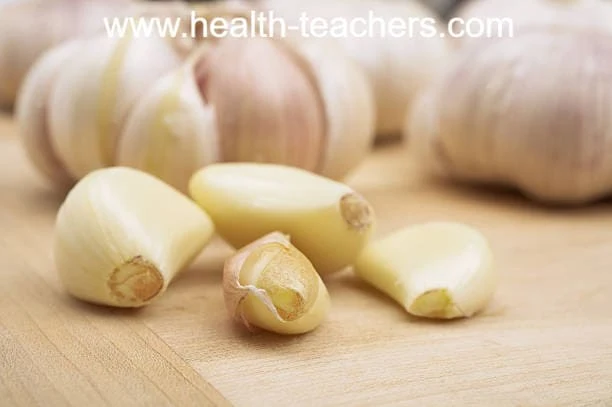 The substance "allicin" present in garlic can open the blocked cold; it has a specific smell. Apart from this, garlic also has anti-inflammatory properties. It also increases the body's immunity; thus, the body fights various germs and viruses well.