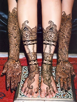 Other mehndi designs and tattoos for Eid are flowery designs intricately 
