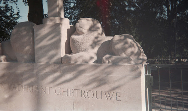 Soezende leeuw op monument Grebbeberg
