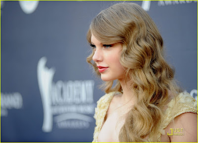 ACM Awards 2011 Red Carpet :Taylor Swift