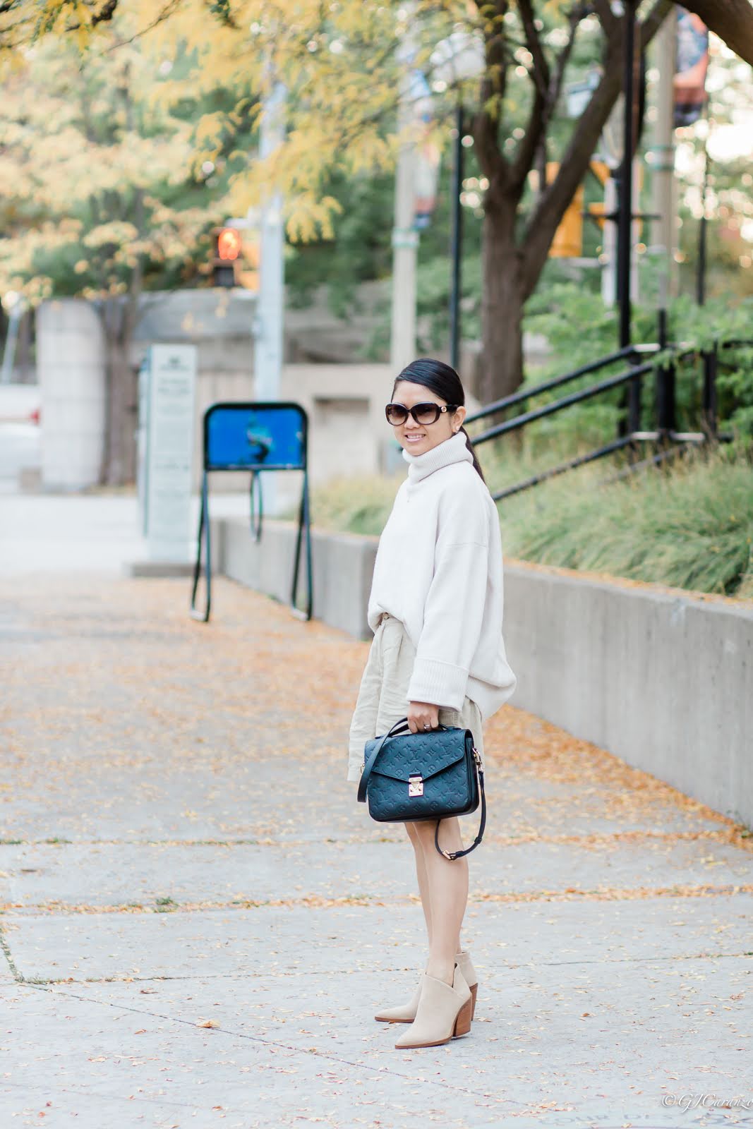 H&M Boxy Sweater | Louis Vuitton Pochette Metis in Black in Empreinte Leather | Vince Camuto Ankle Boots | Gucci Sunglasses | Petite | Linen Shorts | Neutral Fall Outfit