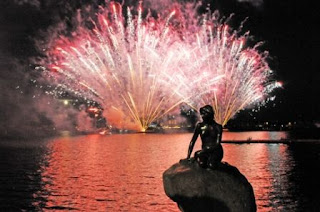 Fuochi d'artificio nella notte del 31 dicembre a Copenaghen con la Sirenetta di Andersen in primo piano