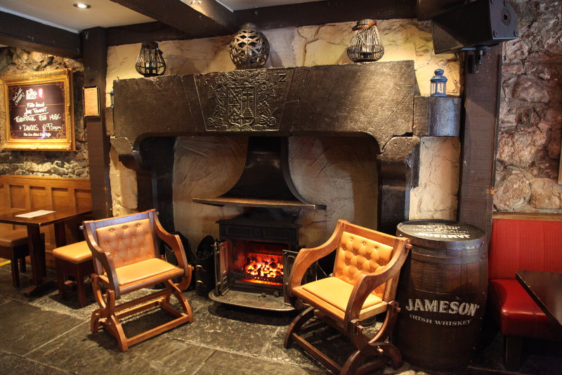 Chimenea del siglo XVII en el pub The KingThe Kings Head (Galway) (Irlanda) (@mibaulviajero)