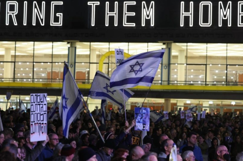 Israelenses exigem o retorno de mais de 100 reféns e aumentam a pressão pela renúncia do primeiro-ministro | Foto: EFE/EPA/ABIR SULTAN