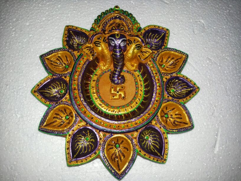 Single Hand Painted Trimurthi-ganesha Diya/plate Enriched With Glitter