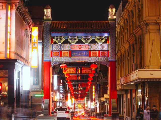 Melbourne có khu phố Tàu lâu đời nhất ở Nam bán cầu. Khu phố Tàu của Melbourne có những tòa nhà lịch sử tuyệt đẹp được thành lập vào những năm 1800 nằm ở phía đông của thành phố. Bạn hãy ghé thăm Bảo tàng Trung Quốc để tìm hiểu về lịch sử cùng với các hiện vật cổ xưa. Bên cạnh đó đừng quên thưởng thức ẩm thực truyền thống Trung Quốc trong thành phố.