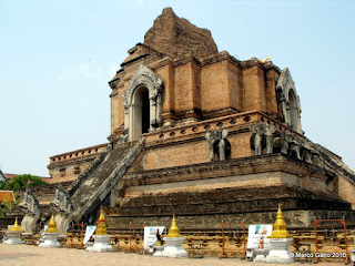 TEMPLO WAT INTHAKHIN PILLAR VIHARA Y WAT CHEDI LUANG. Chiang Mai, Thailand