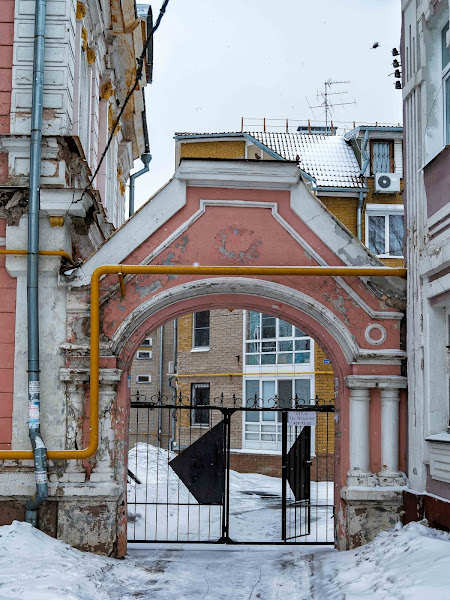 Доходный дом купцов Макаровых Окуловых - ворота во двор