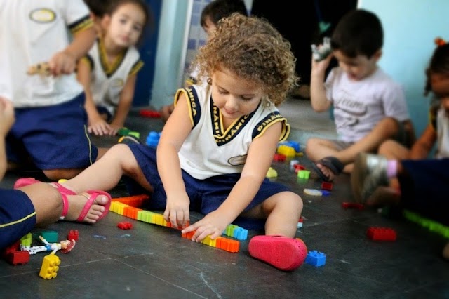 Professoras da Escola Dinâmica usam brinquedos educativos para estimular a reflexão de alunos da Educação Infantil