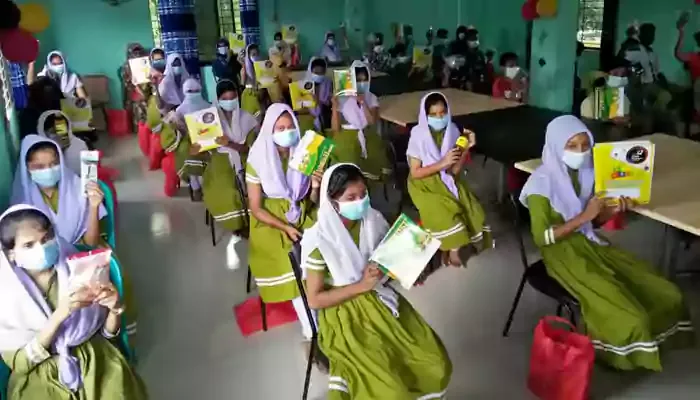 গিফ্ট হাতে নিয়ে শিক্ষার্থীরা