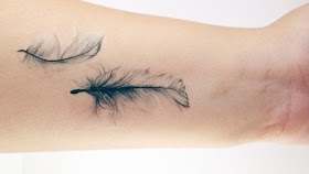 tatuaje plumas en muñeca