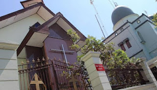 Toleransi Agama Masjid dan Gereja Saling Berbagi Tembok