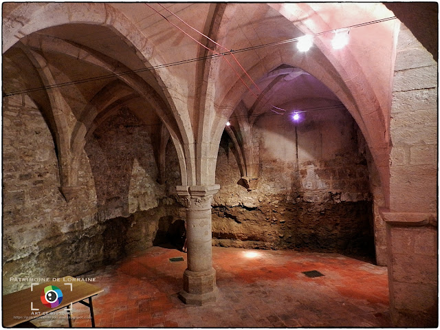 NEUFCHATEAU (88) - Cave gothique de l'Hôtel d'Houdreville 