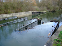 A labyrinth weir