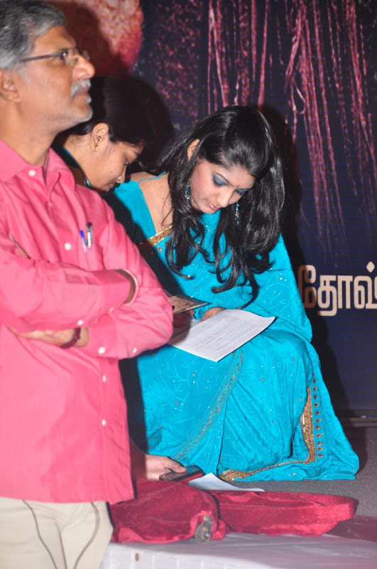 Vijay Tv Anchor Divya singer swetha mohan at Urumi Tamil movie audio launch photos function pics