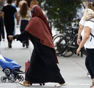 Amid a debate about the prohibition on abayas, the French Minister of Education wants to test out school uniforms