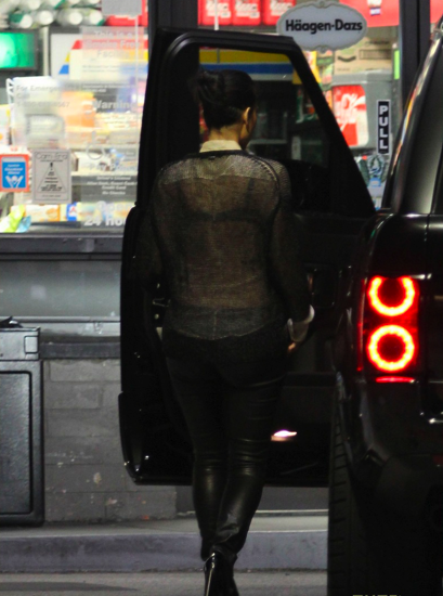 Kim Kardashian Spotted Gas Station Her New Black Range Rover