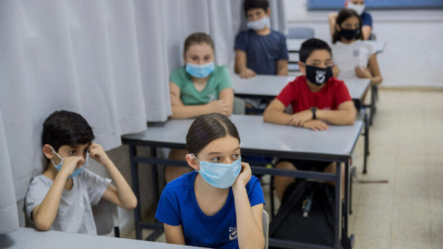 Alunos com máscara em sala de aula