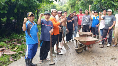 Masyarakat Nagari Taruang-Taruang Bahu Membahu Goro Memperbaiki Jalan Yang Rusak