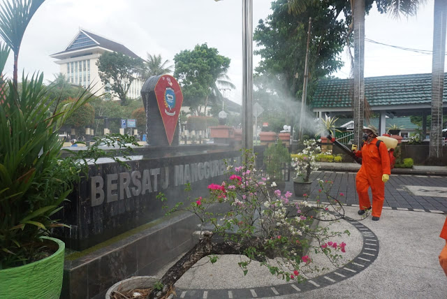 Dinas Kesehatan Semprot Disinfektan di Balaikota Ambon