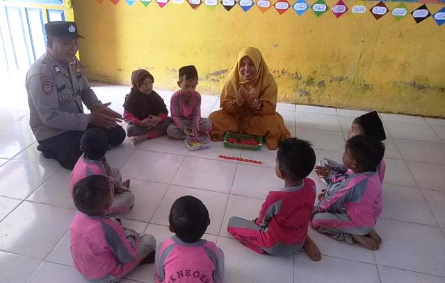 Begini Suasana Anak TK Saat Bercengkrama Dengan Anggota Polsek Indra Makmu Polres Aceh Timur