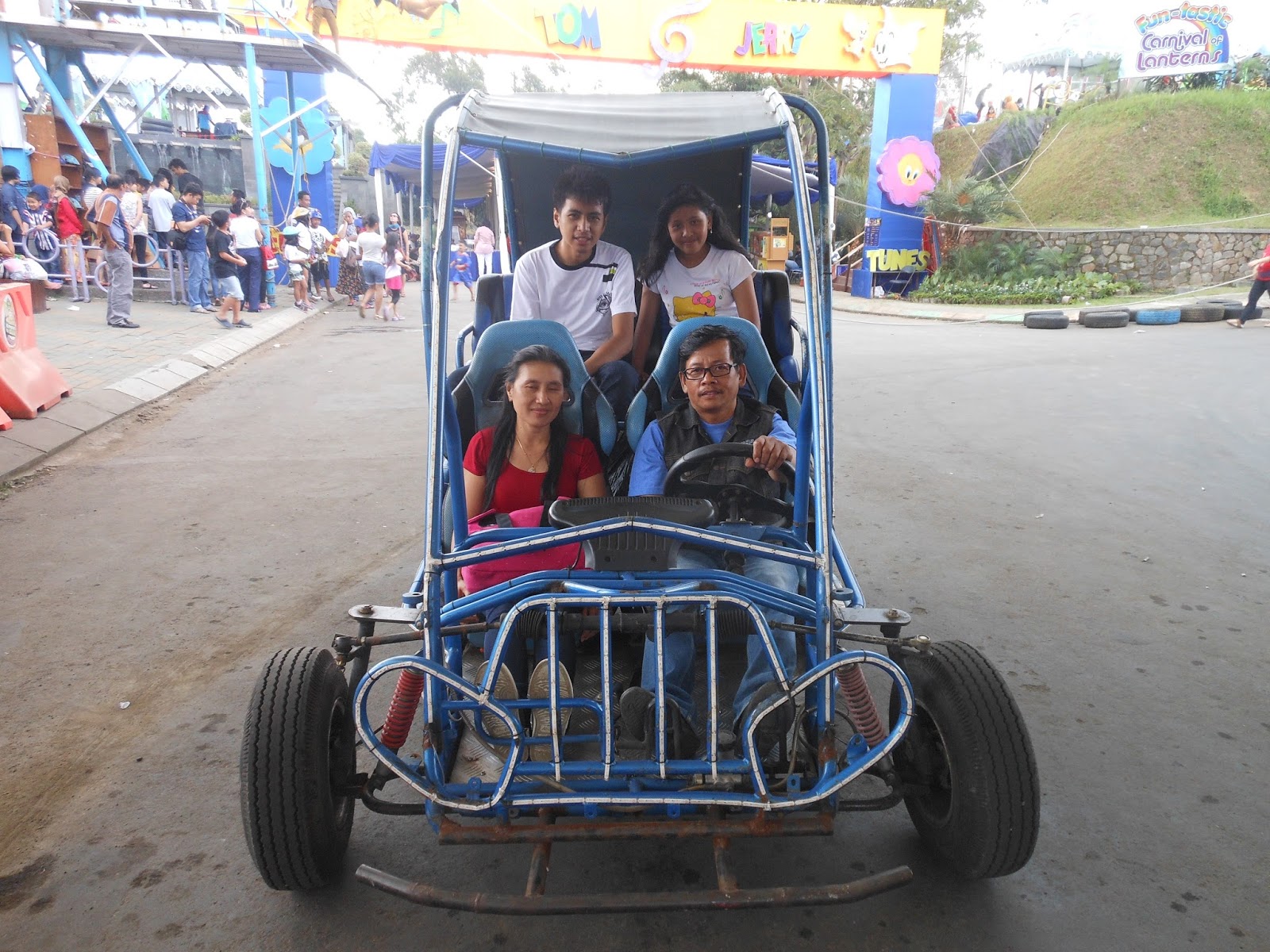 Buggy cukup besar dan anehnya kecepatannya lambat tapi ketika lihat buggy orang lain malah cepat Ayahku yang menyetir lalu aku tanya kok lambat