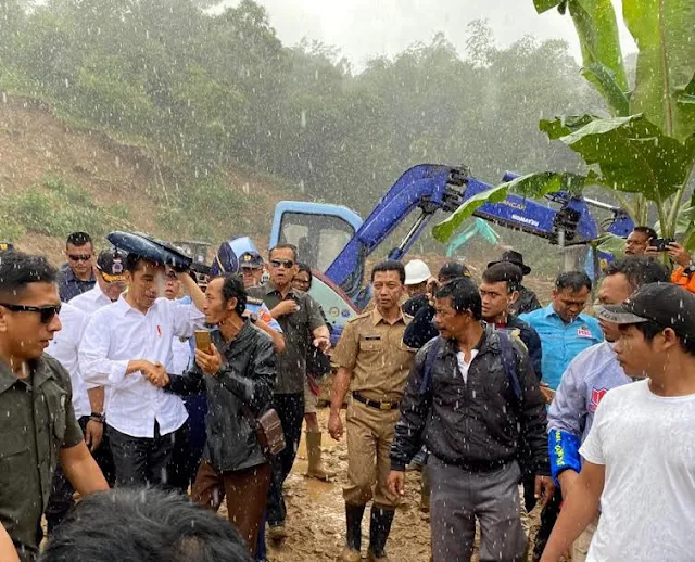 Jokowi Diguyur Hujan Saat Tinjau Penanganan Bencana Banjir di Sukajaya