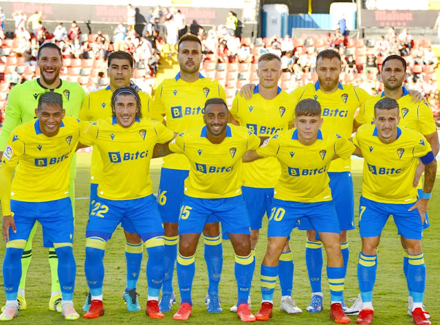 CÁDIZ C. F. Temporada 2021-22. Jeremías Ledesma, Tomás Alarcón, Juan Cala, Jens Jønsson, Haroyan, Florin Andone. Arzamendia, Pacha Espino, Akapo, Álvaro Bastida, Salvi. RAYO VALLECANO DE MADRID 3 CÁDIZ C. F. 1. 26/09/2021. Campeonato de Liga de 1ª División, jornada 7. Madrid, estadio de Vallecas. GOLES: 1-0: 9’, Álvaro García. 1-1: 23’, Haroyan. 2-1: 44’, Falcao. 3-1: 87’, Isi Palazón.